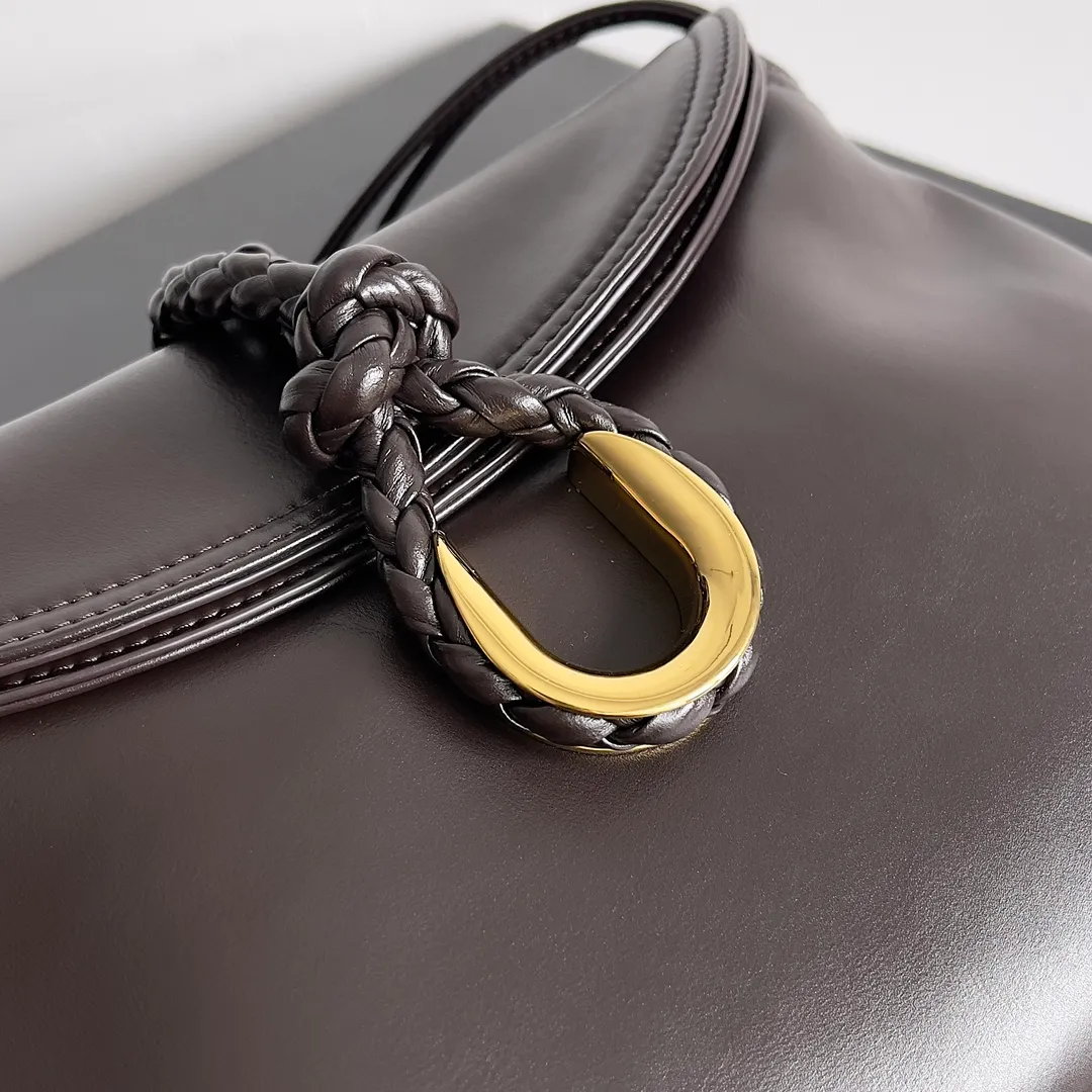 Batch 1520 Inspired by the 1970s, the Bottega Veneta women's logo shoulder bag has a smooth leather surface that brings a clean and handsome feel, just like the neatness and tenacity of a working woman. The front buckle has high-quality hardware pendant body, the overall retro elegance, and the excellent leather feels soft. This Bottega Veneta series can be described as beautiful, weakening the complexity of the outfit, not competing for it, and only using the best quality to interpret itself. Style number: 806030 (small size) Size: 27*16*6cm